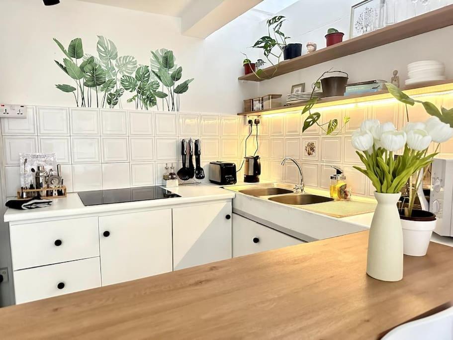 3 Bedroom Beachside Apartment - 30 Secs From Beach Flic en Flac Экстерьер фото